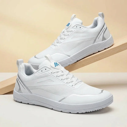 Alvidon AeroKnit Weiß – Barfußschuhe, Detailaufnahme des gestickten Alvidon-Logos, für Damen und Herren