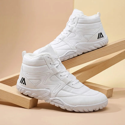 Alvidon AlbaStride Weiß – Barfußschuhe, Detailaufnahme des gestickten Alvidon-Logos, für Damen und Herren