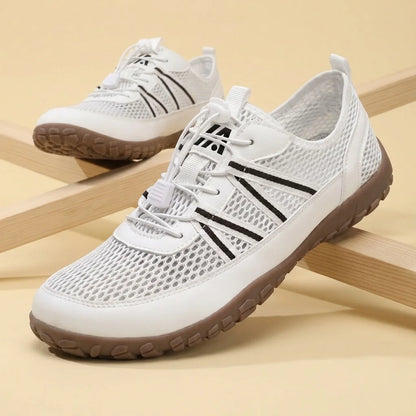 Alvidon AquaFlex Cremeweiß – Barfußschuhe, Detailaufnahme des gestickten Alvidon-Logos, für Damen und Herren