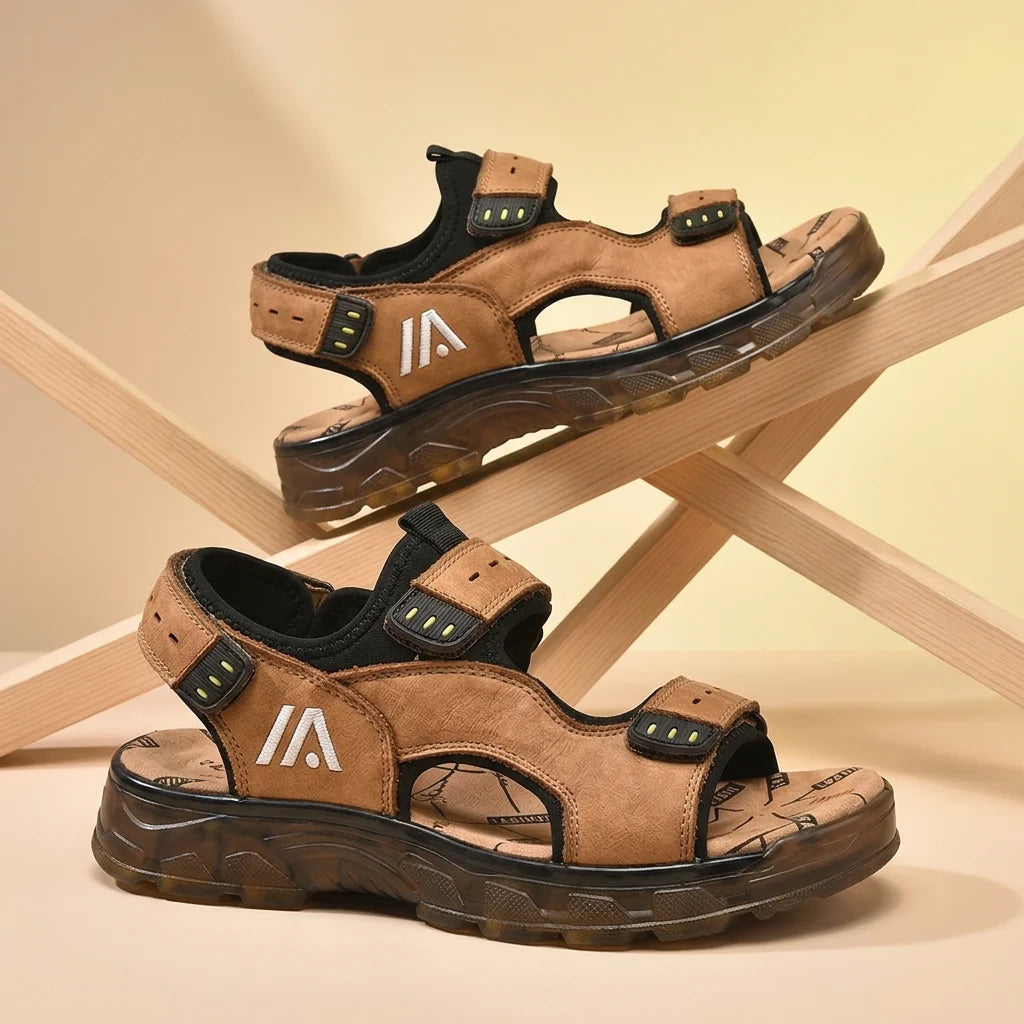 Alvidon BergTrek Camel – Barfußsandalen, Detailaufnahme des gestickten Alvidon-Logos, für Damen und Herren