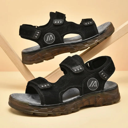 Alvidon BergTrek Camel – Barfußsandalen, Detailaufnahme des gestickten Alvidon-Logos, für Damen und Herren