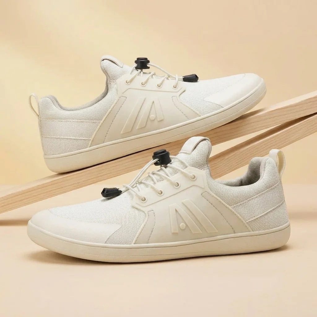 Alvidon BrezzaLite Blau – Barfußschuhe, Detailaufnahme des gestickten Alvidon-Logos, für Damen und Herren