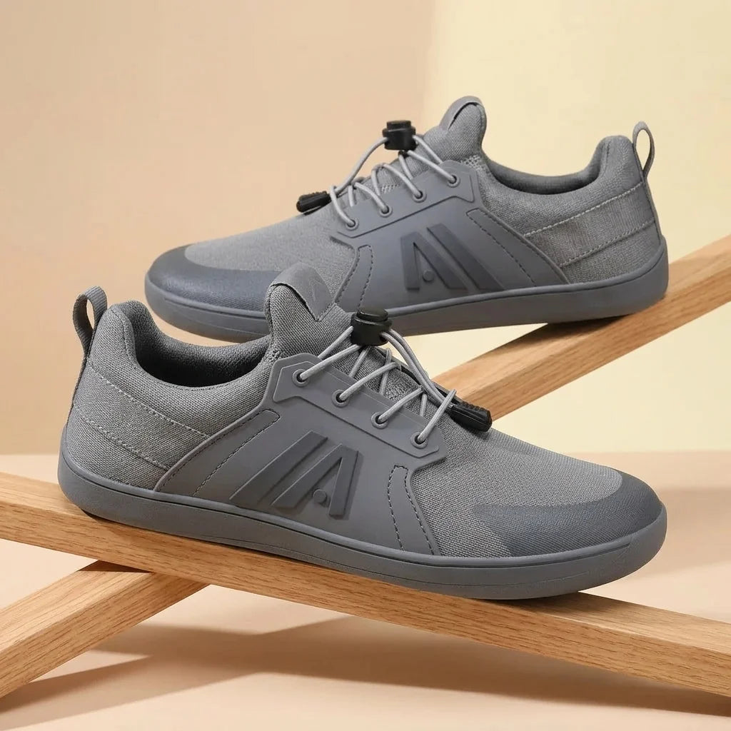 Alvidon BrezzaLite Blau – Barfußschuhe, Detailaufnahme des gestickten Alvidon-Logos, für Damen und Herren