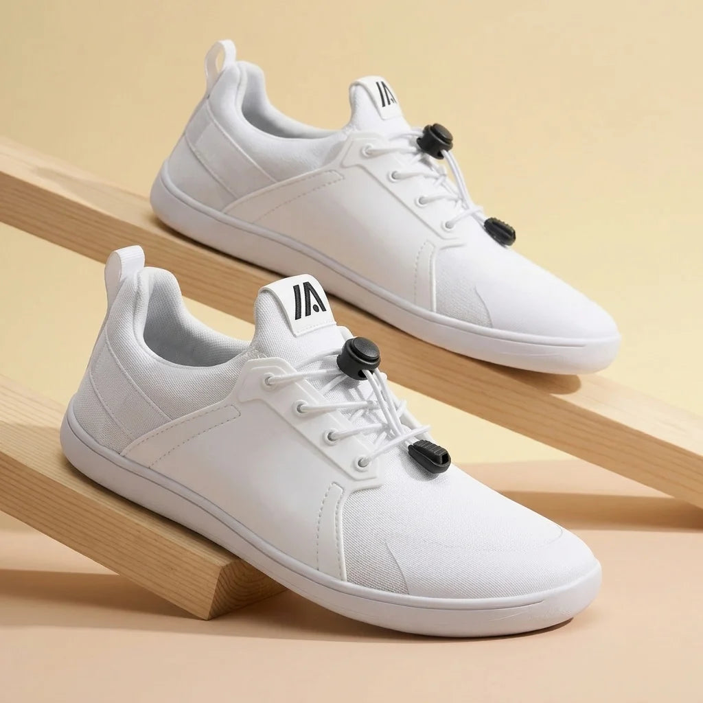 Alvidon BrezzaLite Weiß – Barfußschuhe, Detailaufnahme des gestickten Alvidon-Logos, für Damen und Herren
