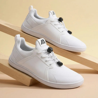 Alvidon BrezzaLite Weiß – Barfußschuhe, Detailaufnahme des gestickten Alvidon-Logos, für Damen und Herren