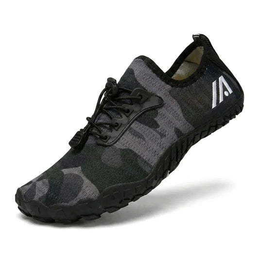 Alvidon CamoFlex Grau Camo – Barfußschuhe im Camo-Look, Seitenansicht mit gesticktem Alvidon-Logo, Barfußschuhe für Damen und Herren