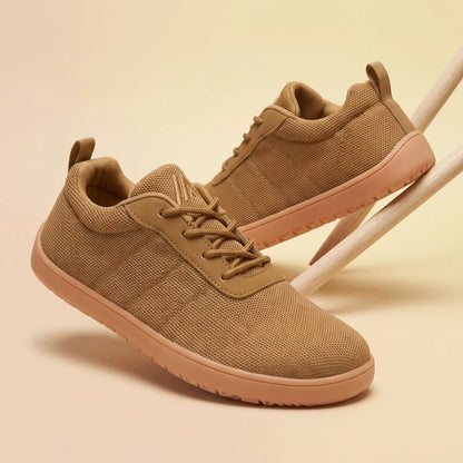 Alvidon CasaLite Camel – Barfußschuhe, Detailaufnahme des gestickten Alvidon-Logos, für Damen und Herren