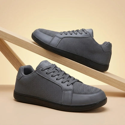 Alvidon FreiSchritt Beige – Barfußschuhe, Detailaufnahme des gestickten Alvidon-Logos, für Damen und Herren