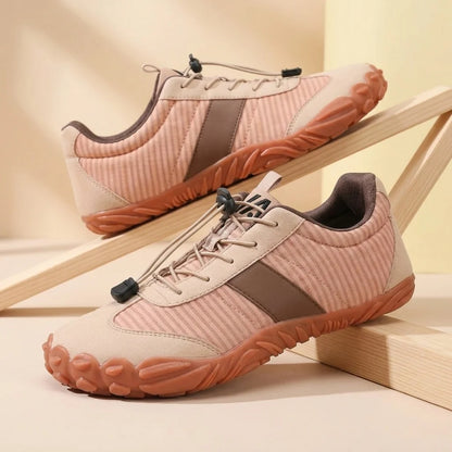 Alvidon KalmaWalk Schwarz – Barfußschuhe, Detailaufnahme des gestickten Alvidon-Logos, für Damen und Herren