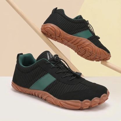 Alvidon KalmaWalk Schwarz – Barfußschuhe, Detailaufnahme des gestickten Alvidon-Logos, für Damen und Herren