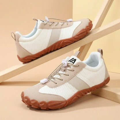 Alvidon KalmaWalk Schwarz – Barfußschuhe, Detailaufnahme des gestickten Alvidon-Logos, für Damen und Herren