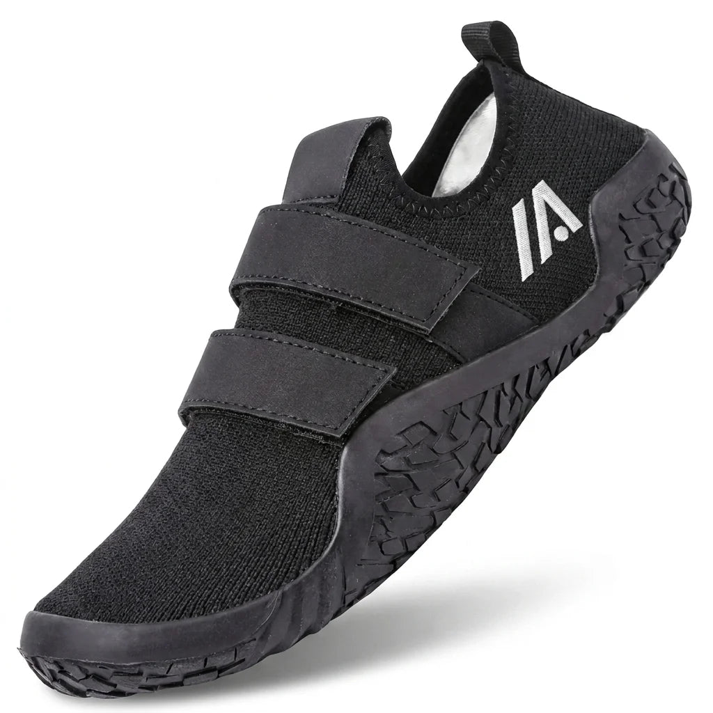 Alvidon KraftStep Schwarz – Trainingsschuhe für Kraft und Gym, Seitenansicht mit gesticktem Alvidon-Logo, Barfußschuhe für Damen und Herren