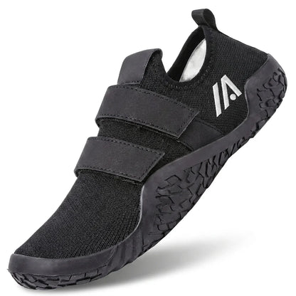 Alvidon KraftStep Schwarz – Trainingsschuhe für Kraft und Gym, Seitenansicht mit gesticktem Alvidon-Logo, Barfußschuhe für Damen und Herren