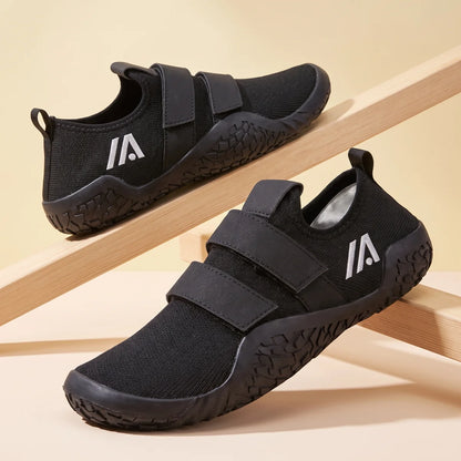 Alvidon KraftStep Schwarz – Trainingsschuhe für Kraft und Gym, auf diagonalen Holzstützen im Studio, Barfußschuhe für Damen und Herren
