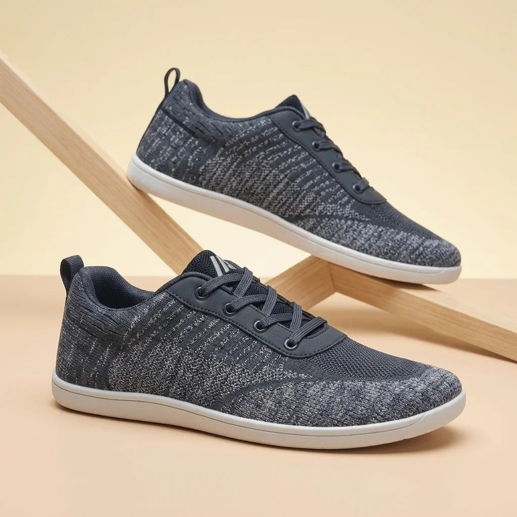 Alvidon LibertaStep Schwarz – Barfußschuhe, Detailaufnahme des gestickten Alvidon-Logos, für Damen und Herren