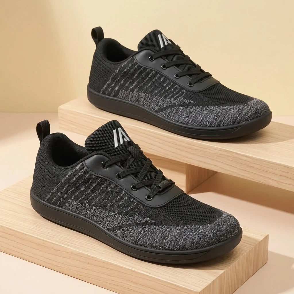 Alvidon LibertaStep Schwarz – Barfußschuhe, Detailaufnahme des gestickten Alvidon-Logos, für Damen und Herren