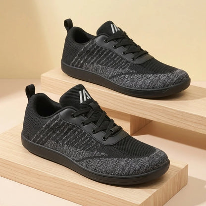 Alvidon LibertaStep Schwarz – Barfußschuhe, Detailaufnahme des gestickten Alvidon-Logos, für Damen und Herren