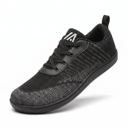 Alvidon LibertaStep Schwarz – Barfußschuhe, Seitenansicht im Studio, für Damen und Herren