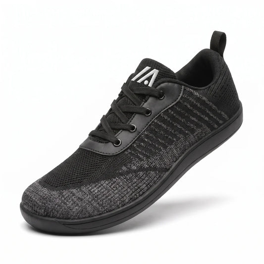 Alvidon LibertaStep Schwarz – Barfußschuhe, Seitenansicht im Studio, für Damen und Herren