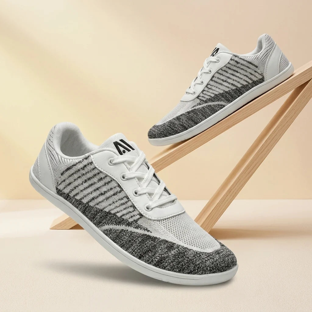 Alvidon LibertaStep Schwarz – Barfußschuhe, Detailaufnahme des gestickten Alvidon-Logos, für Damen und Herren