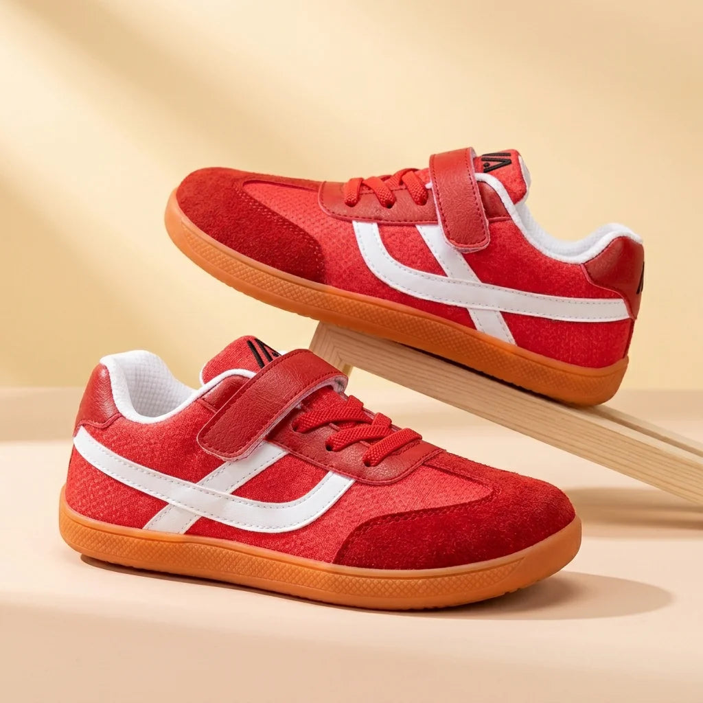 Alvidon MeshKid Schwarz – Barfußschuhe Kinder, Detailaufnahme des gestickten Alvidon-Logos, für Damen und Herren