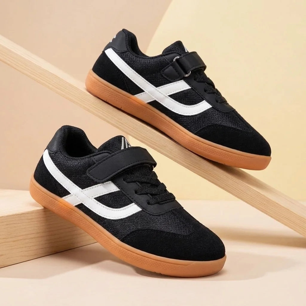 Alvidon MeshKid Schwarz – Barfußschuhe Kinder, Detailaufnahme des gestickten Alvidon-Logos, für Damen und Herren
