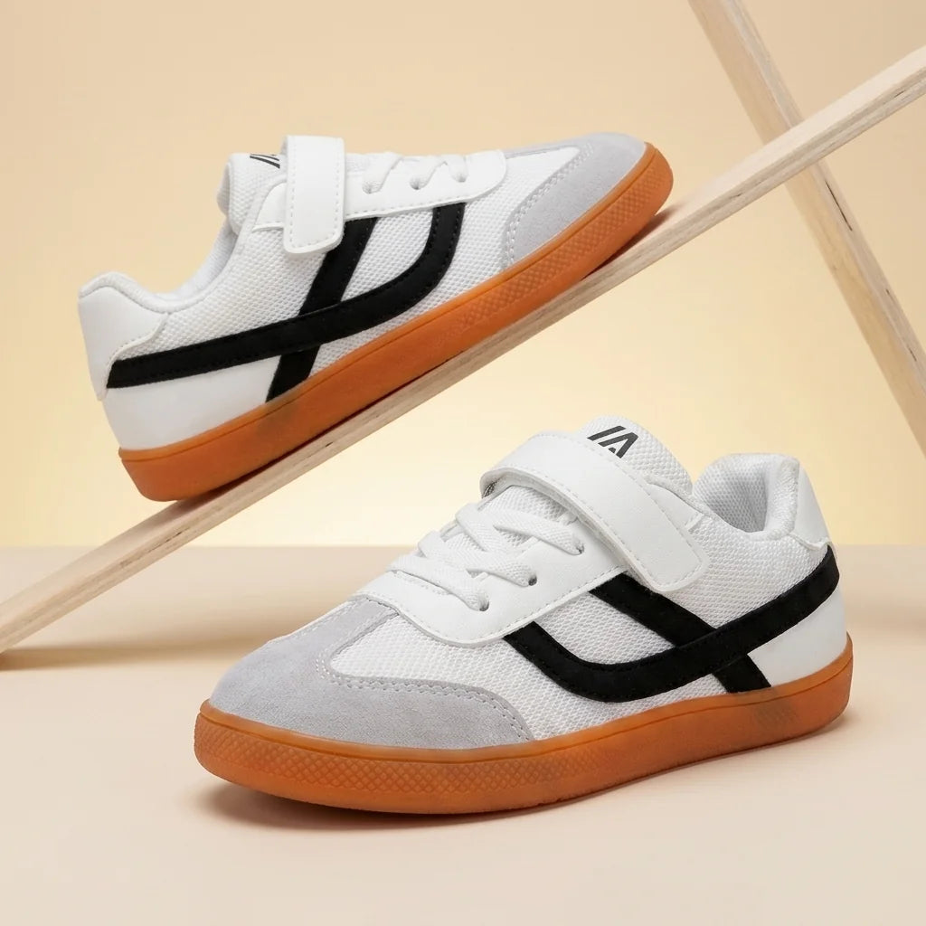 Alvidon MeshKid Schwarz – Barfußschuhe Kinder, Detailaufnahme des gestickten Alvidon-Logos, für Damen und Herren