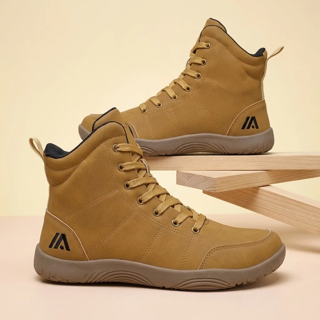Alvidon MonteLite Schwarz – Barfußschuhe, Detailaufnahme des gestickten Alvidon-Logos, für Damen und Herren
