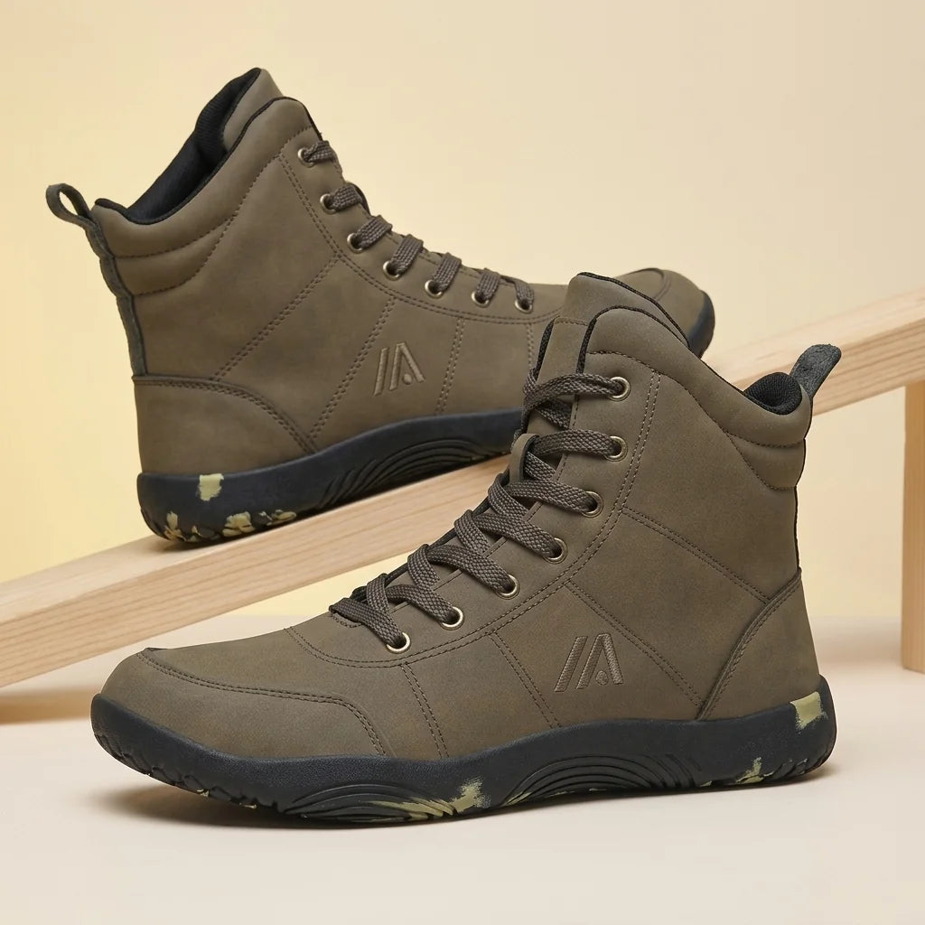 Alvidon MonteLite Schwarz – Barfußschuhe, Detailaufnahme des gestickten Alvidon-Logos, für Damen und Herren