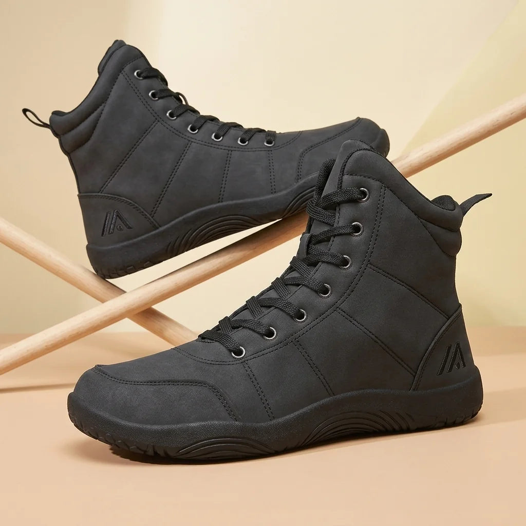 Alvidon MonteLite Schwarz – Barfußschuhe, Detailaufnahme des gestickten Alvidon-Logos, für Damen und Herren