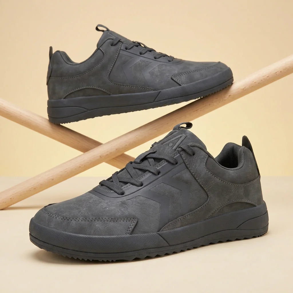 Alvidon NachtPur Schwarz – Barfußschuhe, Detailaufnahme des gestickten Alvidon-Logos, für Damen und Herren