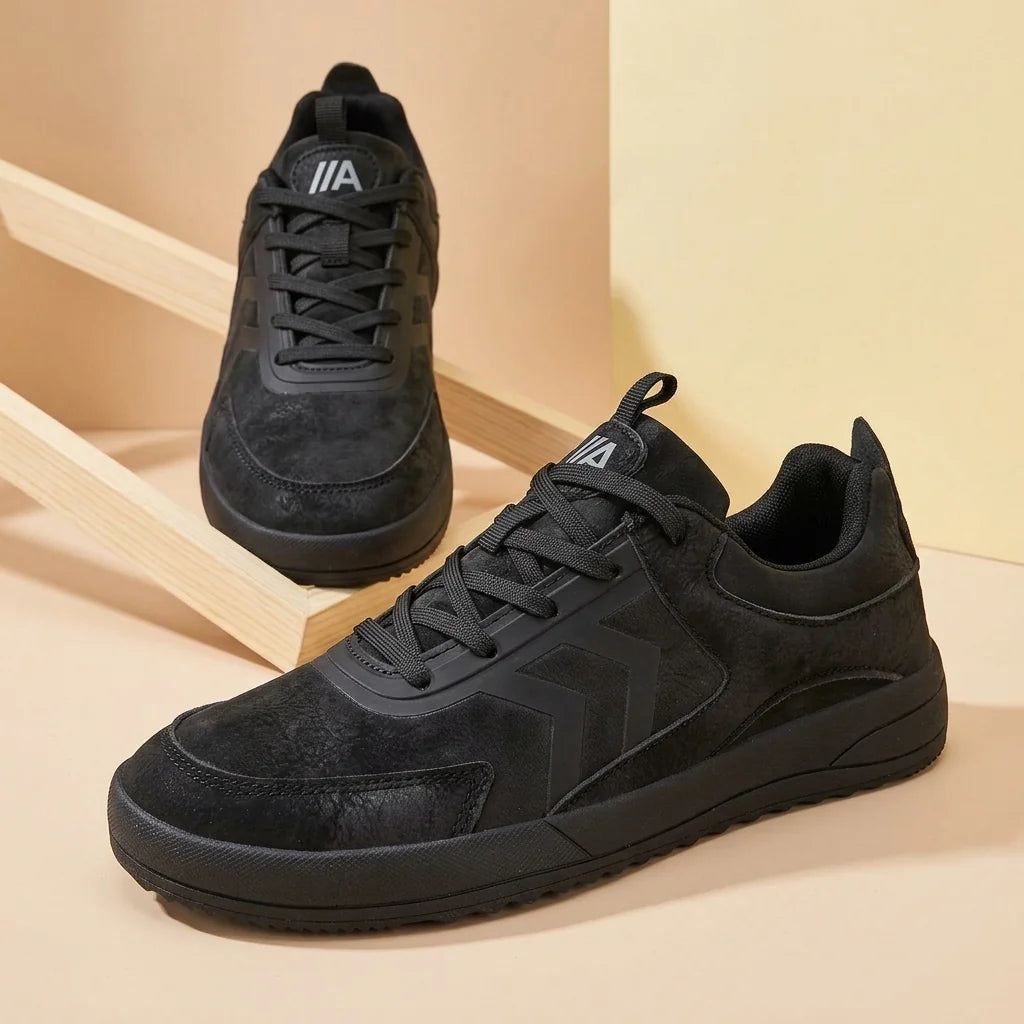 Alvidon NachtPur Schwarz – Barfußschuhe, Detailaufnahme des gestickten Alvidon-Logos, für Damen und Herren