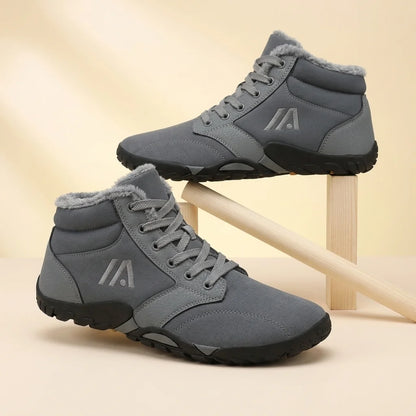 Alvidon NordicFlex Schwarz – Barfußschuhe, Detailaufnahme des gestickten Alvidon-Logos, für Damen und Herren