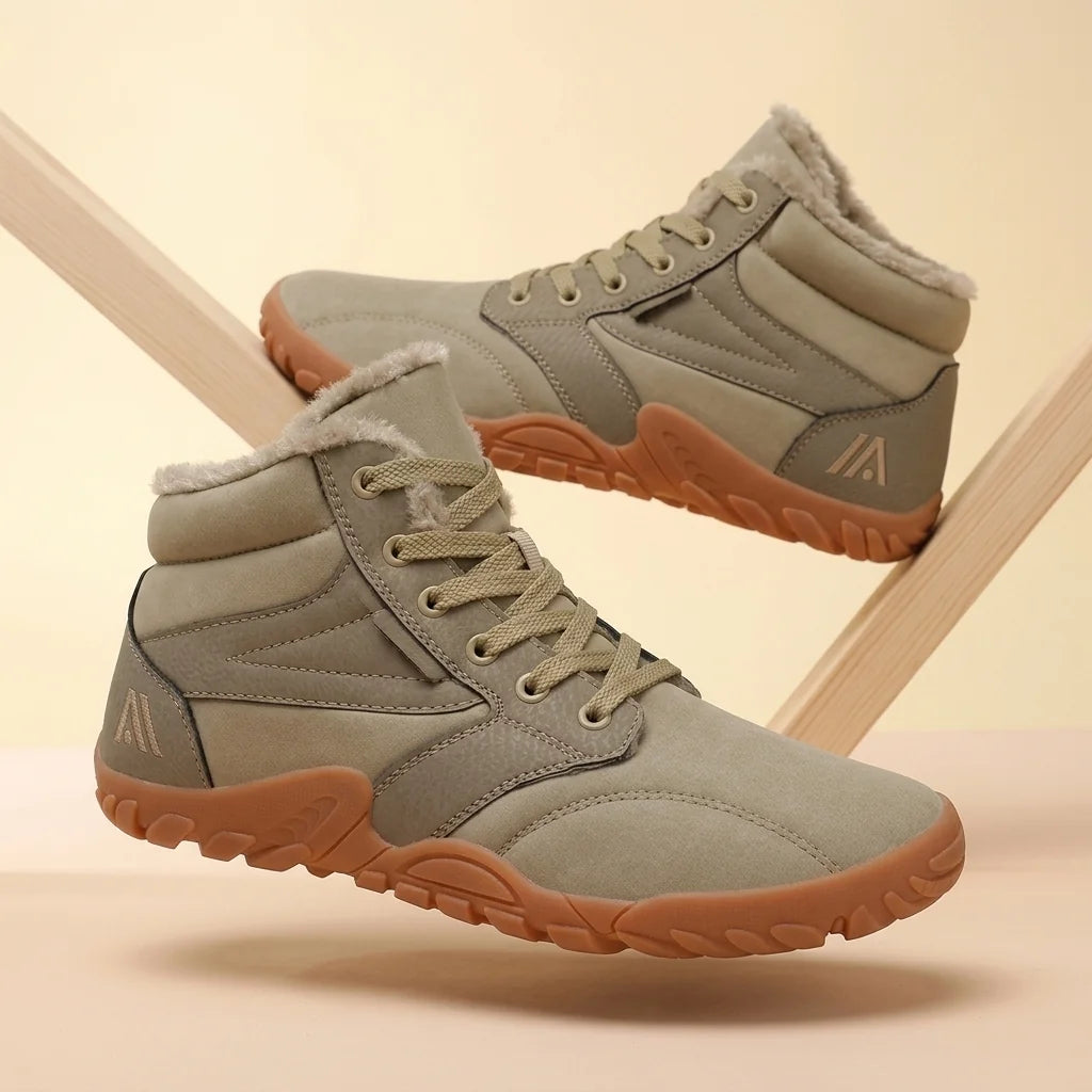 Alvidon NordicFlex Schwarz – Barfußschuhe, Detailaufnahme des gestickten Alvidon-Logos, für Damen und Herren