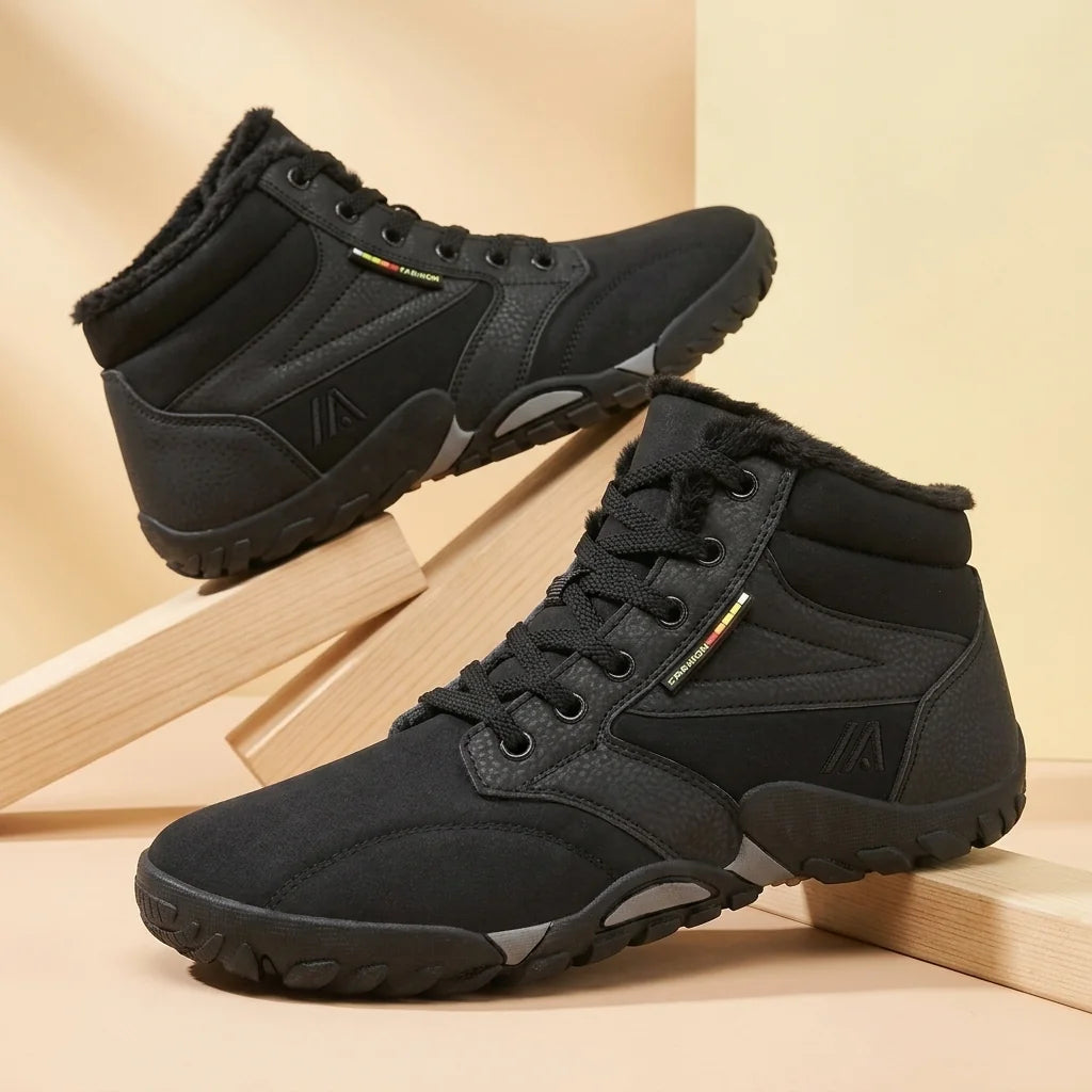 Alvidon NordicFlex Schwarz – Barfußschuhe, Detailaufnahme des gestickten Alvidon-Logos, für Damen und Herren