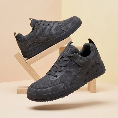 Alvidon OlivaWalk Olivgrün – Barfußschuhe, Detailaufnahme des gestickten Alvidon-Logos, für Damen und Herren