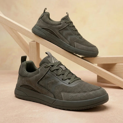 Alvidon OlivaWalk Olivgrün – Barfußschuhe, Detailaufnahme des gestickten Alvidon-Logos, für Damen und Herren