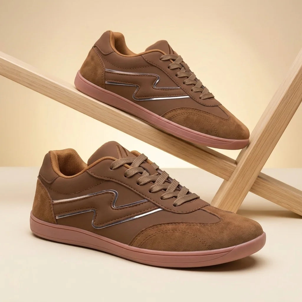 Alvidon PiumaLite Grau – Barfußschuhe, Detailaufnahme des gestickten Alvidon-Logos, für Damen und Herren