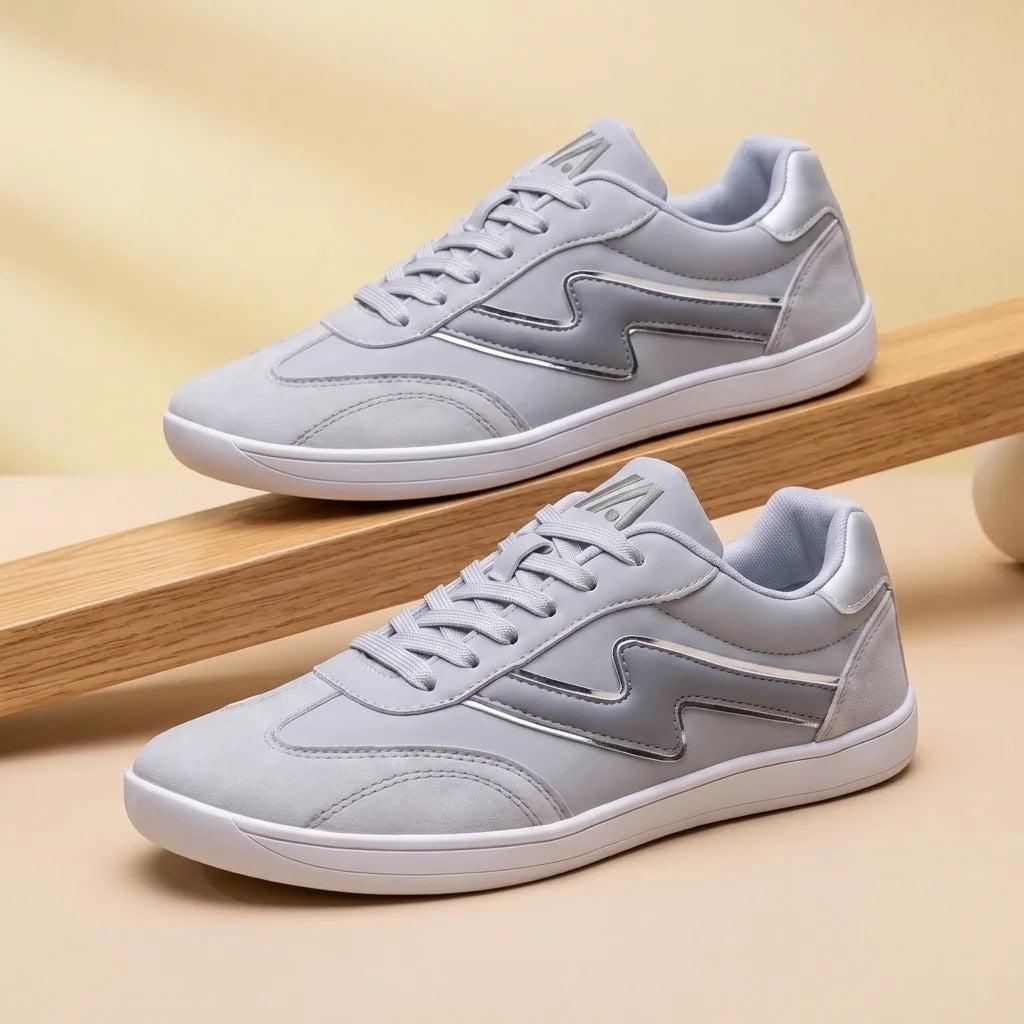 Alvidon PiumaLite Grau – Barfußschuhe, Detailaufnahme des gestickten Alvidon-Logos, für Damen und Herren