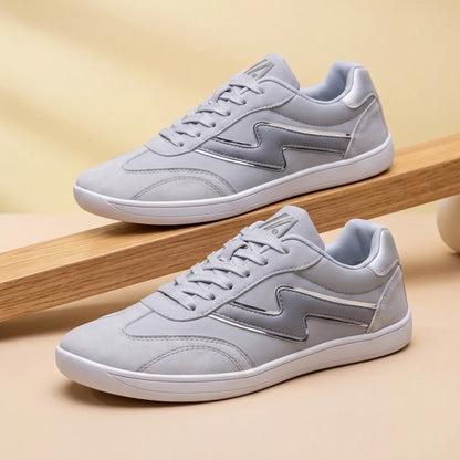 Alvidon PiumaLite Grau – Barfußschuhe, Detailaufnahme des gestickten Alvidon-Logos, für Damen und Herren