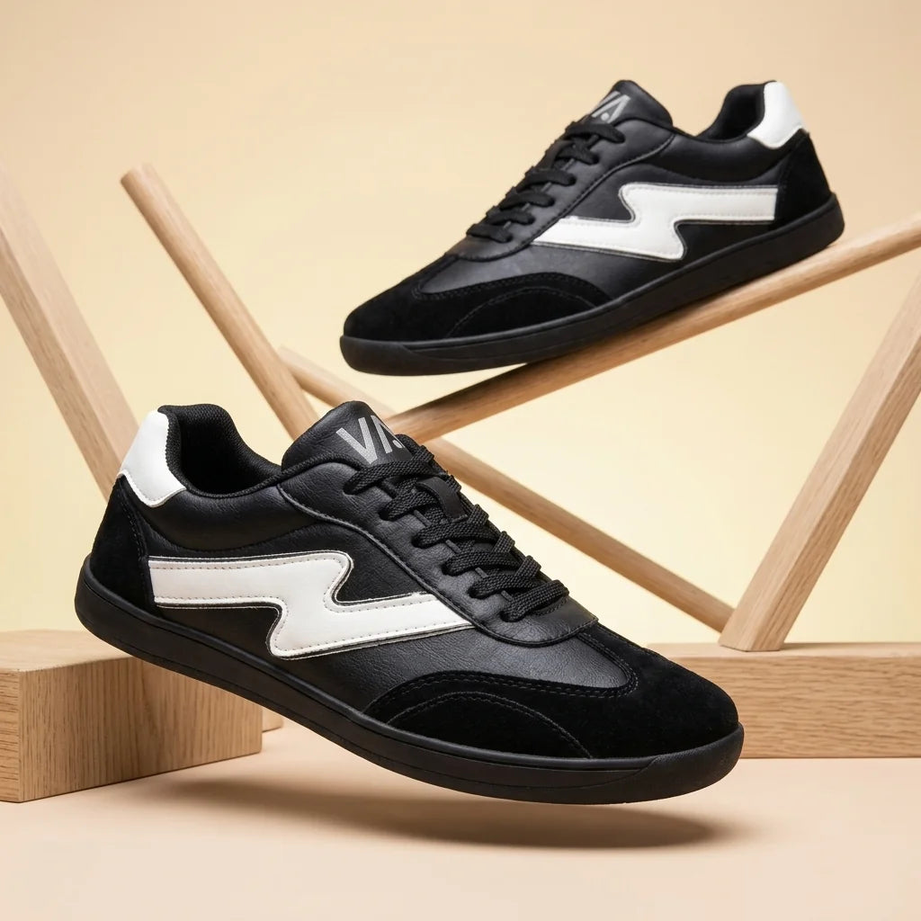 Alvidon PiumaLite Grau – Barfußschuhe, Detailaufnahme des gestickten Alvidon-Logos, für Damen und Herren