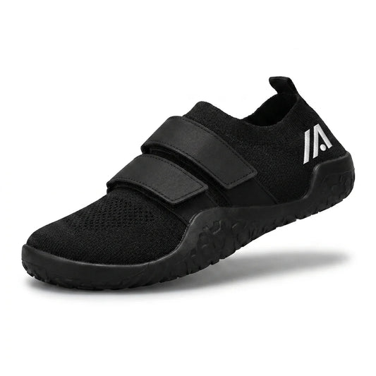 Alvidon PowerLite Schwarz – Trainingsschuhe, Seitenansicht mit gesticktem Alvidon-Logo, Barfußschuhe für Damen und Herren