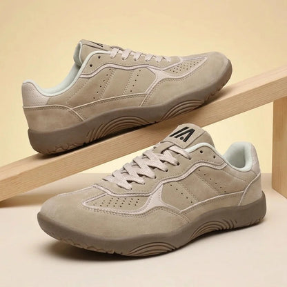 Alvidon PrimaVera Grün – Barfußschuhe, Detailaufnahme des gestickten Alvidon-Logos, für Damen und Herren