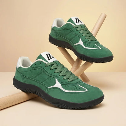 Alvidon PrimaVera Grün – Barfußschuhe, Detailaufnahme des gestickten Alvidon-Logos, für Damen und Herren