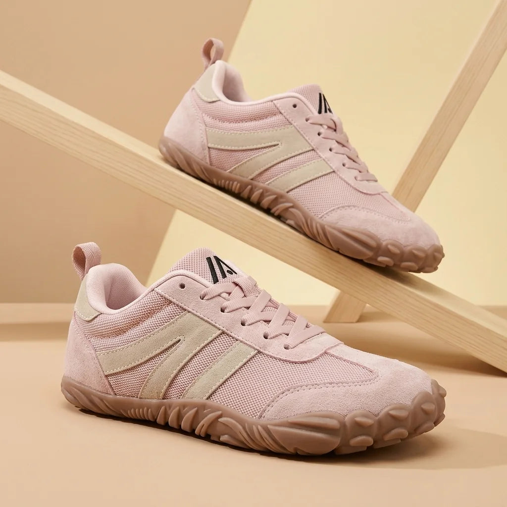 Alvidon RetroStride Schwarz – Barfußschuhe, Detailaufnahme des gestickten Alvidon-Logos, für Damen und Herren