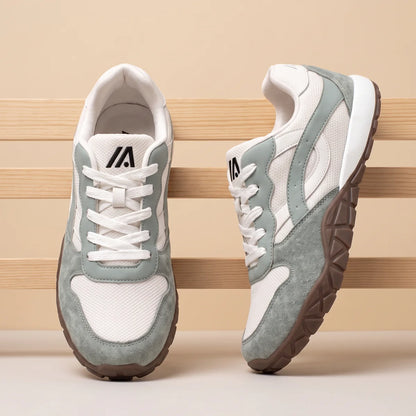 Alvidon RetroWeit – Barfußschuhe im Retro-Trail-Look, an drei hellen Holzlatten gelehnt, Barfußschuhe für Damen und Herren