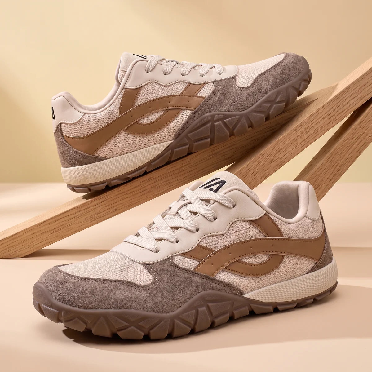 Alvidon RetroWeit Braun – Barfußschuhe im Retro-Trail-Look, auf diagonalen Holzstützen im Studio, Barfußschuhe für Damen und Herren