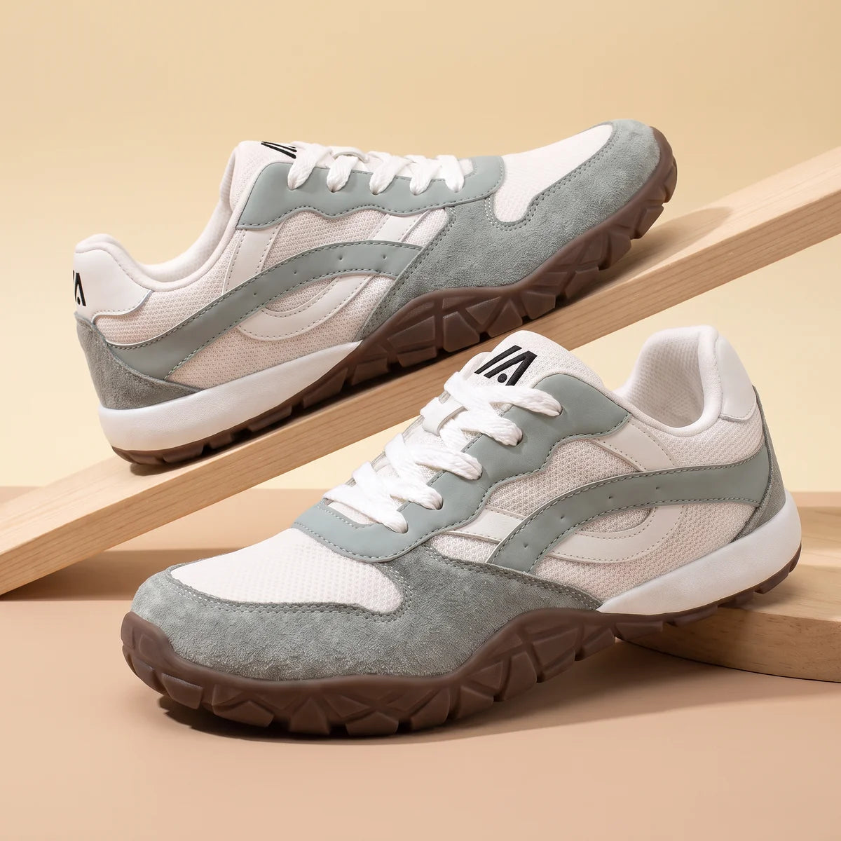 Alvidon RetroWeit Grün – Barfußschuhe im Retro-Trail-Look, auf diagonalen Holzstützen im Studio, Barfußschuhe für Damen und Herren