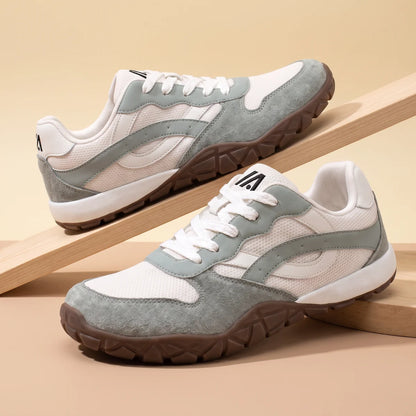 Alvidon RetroWeit Grün – Barfußschuhe im Retro-Trail-Look, auf diagonalen Holzstützen im Studio, Barfußschuhe für Damen und Herren