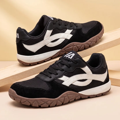 Alvidon RetroWeit Schwarz – Barfußschuhe im Retro-Trail-Look, auf diagonalen Holzstützen im Studio, Barfußschuhe für Damen und Herren